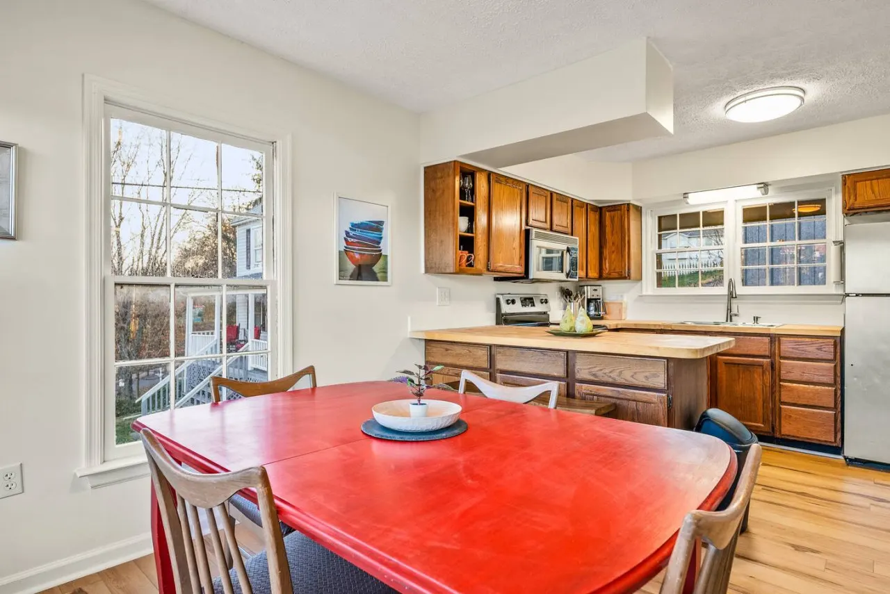 The warmth this dining table brings you is very homey.